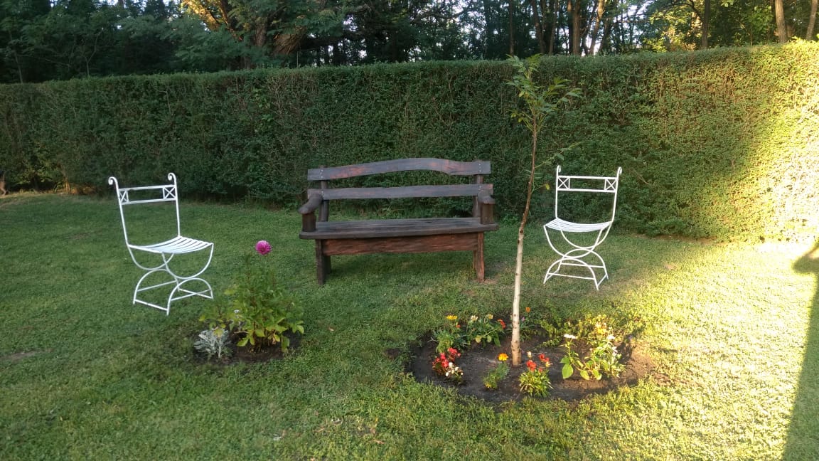 Banca en el jardín donde descansan sus cenizas
